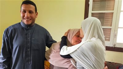 محافظ كفرالشيخ يهنئ وفاء أحمد صاحبة المركز الثاني على مستوى الجمهورية في مسابقة الأم المثالية 