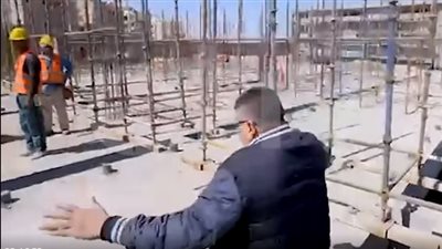 لحظة سقوط الإعلامي عمرو الليثي من الطابق الثالث خلال تصوير إحدى حلقات برنامجه واحد من الناس| فيديو