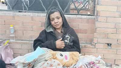 تحمل رضيعا بلا مأوى.. معاناة داليا من أخصائية تجميل إلى مشردة بشوارع المهندسين