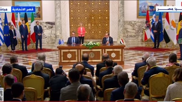 جانب من توقيع الاتفاقية