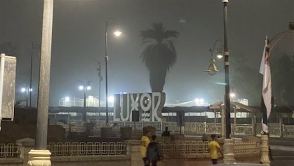 عاصفة ترابية تضرب