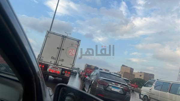 تكدس مروري أعلى الطريق