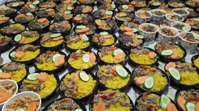 المنايفة بينافسوا الشراقوة في الكرم.. شباب شبين الكوم أوقفوا القطار وعزموا الركاب على شاورما