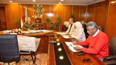 محافظ أسيوط يناقش سبل تنمية الموارد وتعظيم الإيرادات لمشروع العبارات النهرية