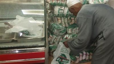 محافظ أسوان: تلبية المطالب الجماهيرية فى مقدمة العمل وتوزيع السكر بـ27 جنيها