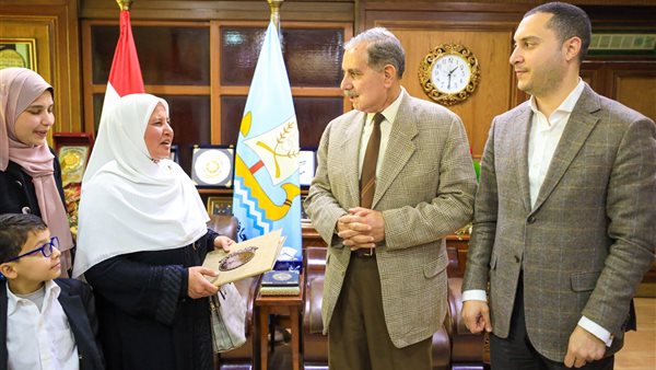 محافظ كفرالشيخ يكرم