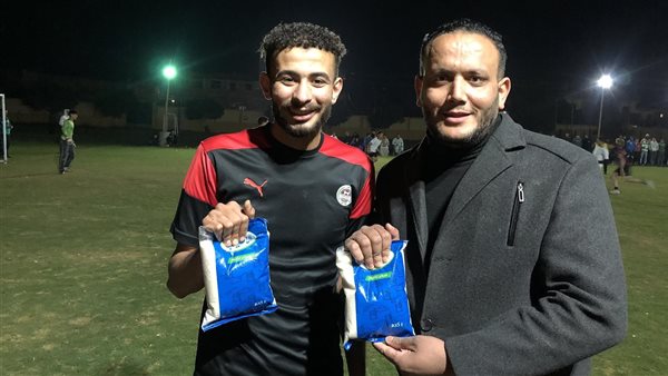 تسليم الجائزة لرجل