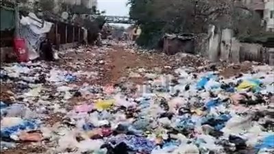 بعد وقف القطار│ مزلقانات خط أبو قير مرتع للقمامة.. ومواطنون: الريحة صعبة وخايفين من الأوبئة