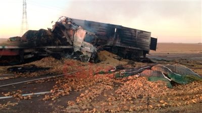 تفحم جثث و140 طن قمح وبطاطس.. تفاصيل حريق تريلات نقل بطريق الوادي الجديد | صور 