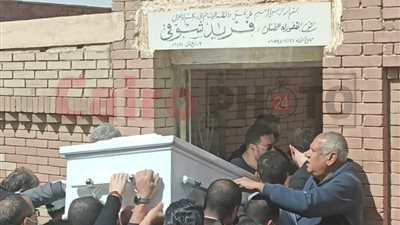 أبرزهم محمد رياض وفتوح أحمد ورانيا محمود ياسين.. نجوم الفن يودعون جثمان والدة رانيا فريد شوقي بالمقابر