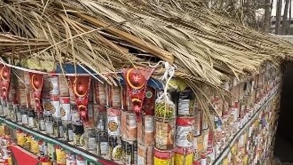 خيمة من علب المساعدات