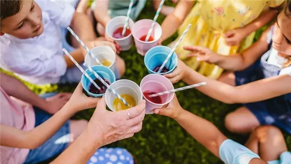 تناول العصير للأطفال