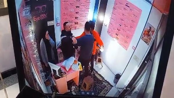 شخص يتعدى على زوجته