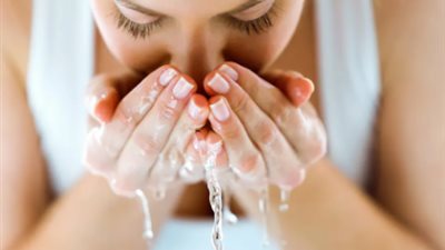 إزالة السموم والشوائب.. تعرف على أهم الفوائد لغسل الوجه قبل النوم