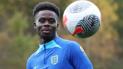 قبل مواجهة البرازيل.. انسحاب ساكا من معسكر منتخب إنجلترا