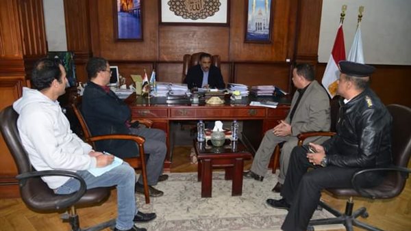 المحافظ يجتمع بالقيادات