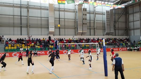 سيدات الطائرة يفزن