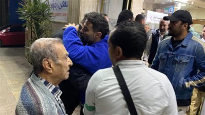 كلنا بندعيله يقوم بالسلامة.. أحمد فهمي يزور أحمد رفعت لمتابعة حالته الصحية | بث مباشر