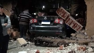 سيارة تخترق سور فيلا بمصر الجديدة بسبب السرعة الزائدة | صور