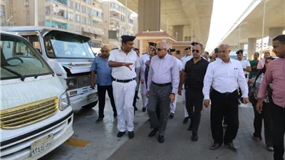 رقم للشكاوى.. محافظ الجيزة يتفقد مواقف السرفيس بالمريوطية لمتابعة التعريفة الجديدة