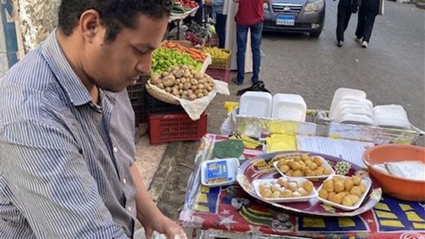 شاب يتفنن في صناعة