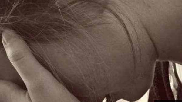 فتاة تتعرض للضرب