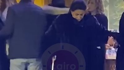 وفاء عامر تظهر بالعكاز في عزاء والدة رانيا فريد شوقي | فيديو