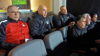 جهاز منتخب مصر بقيادة التوأم يحضر مباراة الأهلي ومازيمبي