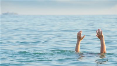 استمرار البحث عن جثمان شاب لقي مصرعه غرقًا في شاطئ النخيل بالإسكندرية |بث مباشر