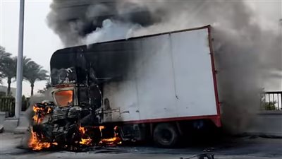 اشتعال سيارتين أعلى الطريق الدائري بالجيزة | فيديو 