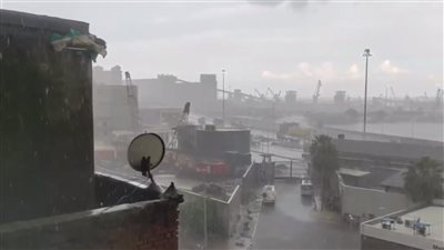 تزامنًا مع نوة عوة.. سقوط أمطار غزيرة مصحوبة بحبات البرد بالإسكندرية | بث مباشر