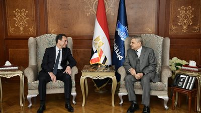 الفريق أسامة ربيع يبحث سبل التعاون مع السفير الفرنسي بالقاهرة 