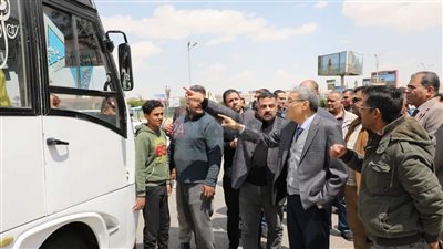 وضع ملصقات سعر التعريفة الجديدة علي السيارات وحملات مكثفة بالمواقف في المنيا