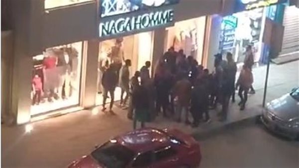 الأهالي يمسكون بلص