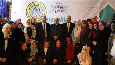 رئيس جامعة الأزهر ونوابه يتناولون طعام الإفطار مع الطالبات بالتعاون مع صندوق تحيا مصر