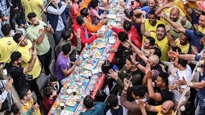 بحضور فنانين وشخصيات عامة.. استعدادات كبيرة لاستقبال 25 ألف صائم على أكبر مائدة إفطار بالمطرية | بث مباشر