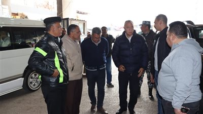 لليوم الثالث.. محافظ القليوبية يتفقد مواقف السيارات لمتابعة التزام السائقين بالتعريفة الجديدة