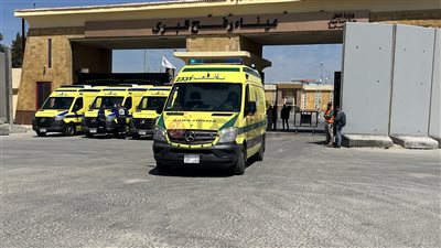 نقل 64 جريحا ومريض أورام ومرافقا فلسطينيا عبر معبر رفح للعلاج في المستشفيات المصرية 