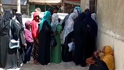 قبل العيد.. إقبال المواطنين على شراء السلع التموينية في أسوان | بث مباشر