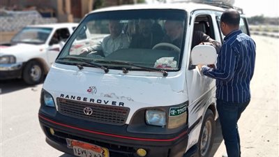 حملات مكثفة على مواقف السيارات بالفيوم لمتابعة التزام السائقين بتعريفة الأجرة الجديدة 