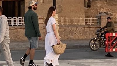 قفة جدتك موضة.. سائحة بالأقصر بهرتها ألوان وطريقة صنع القفة فحولتها لحقيبة يد 