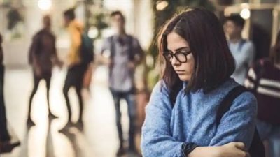 الارتعاش وتسارع ضربات القلب.. تعرف على علامات القلق الاجتماعي