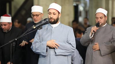 بروايات حفص وشعبة ورويس.. آلاف المصلين من مختلف الجنسيات يؤدون صلاة التراويح بالجامع الأزهر