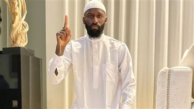 السبابة علامة من علامات داعش.. صحفي ألماني يعلق على صورة روديجير 