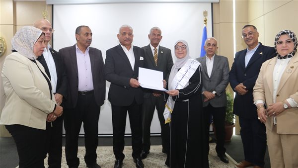 محافظ السويس يكرم