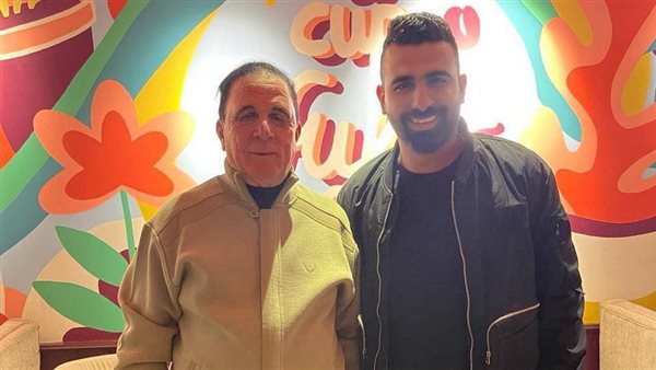 رئيس النادي وبجواره