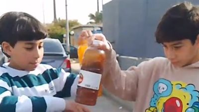 عمرهما لم يتجاوز 12 عامًا.. قصة كفاح بائعي عصائر ومخللات بالتجمع: بنتبرع بجزء من أرباحنا لغزة| بث مباشر