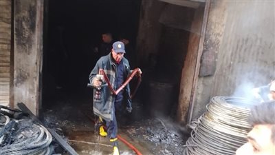 الحماية المدنية تسيطر على حريق مخزن لمراكب الصيد بدمياط |صور