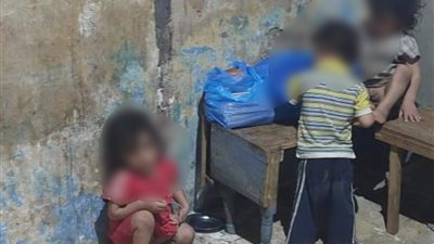 استغاثة لإنقاذ 6 صغار من والدهم بالإسكندرية: بينيمهم على الأرض.. ويبيع أي مساعدات توصلهم