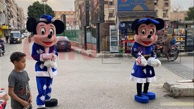 لإضفاء البهجة على الصائمين.. شخصيات كرتونية توزع عصائر ووجبات بشوارع الأقصر | صور